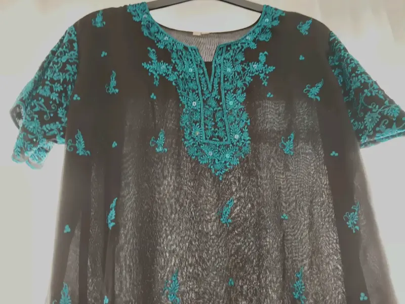 Vestido largo negro con bordado turquesa - 2