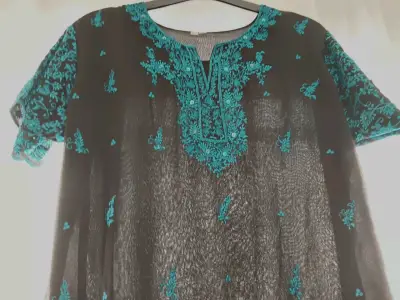 Vestido largo negro con bordado turquesa - miniatura 2