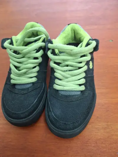 Zapatillas deportivas negras con detalles verdes - miniatura 1