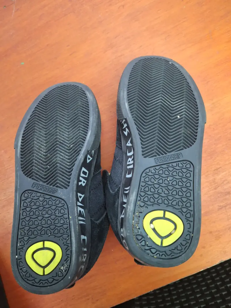 Zapatillas deportivas negras con detalles verdes - 2