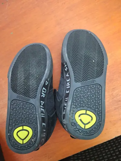 Zapatillas deportivas negras con detalles verdes - miniatura 2