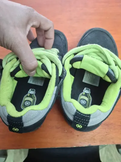 Zapatillas deportivas negras con detalles verdes - miniatura 3