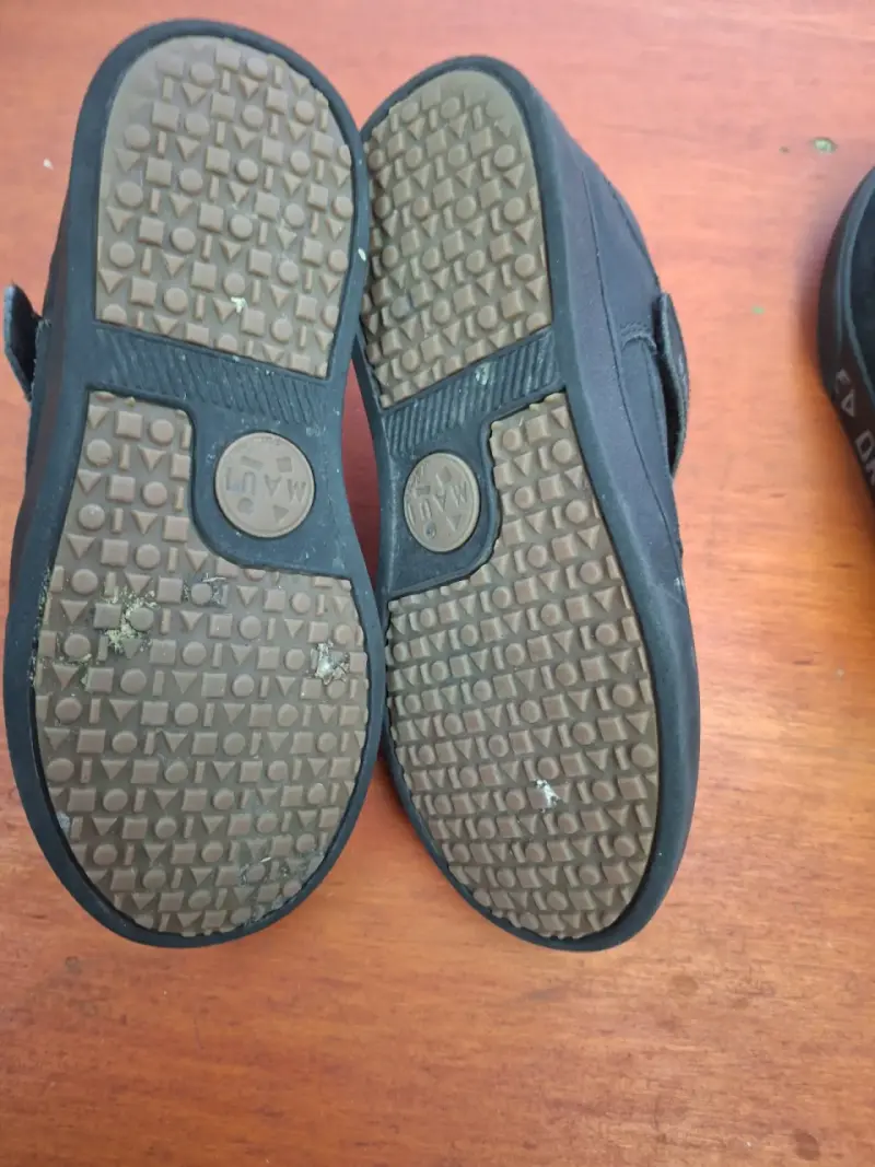 Zapatillas deportivas negras con detalles verdes - 5