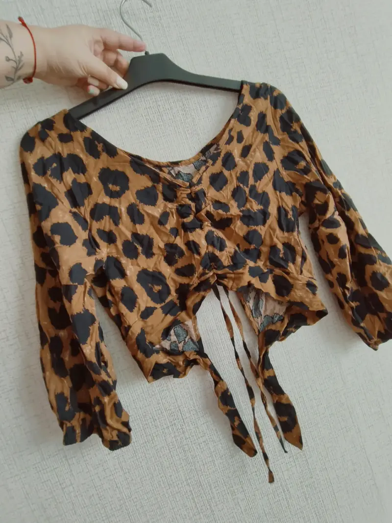 Blusa de mujer con estampado animal print