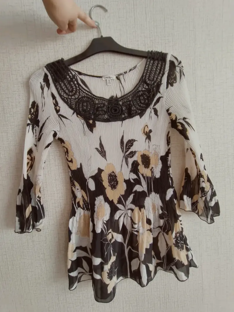 Blusa floral con encaje negro
