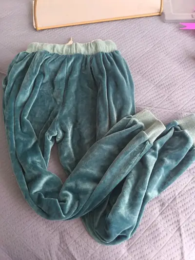 Conjunto deportivo de terciopelo verde para mujer - miniatura 2
