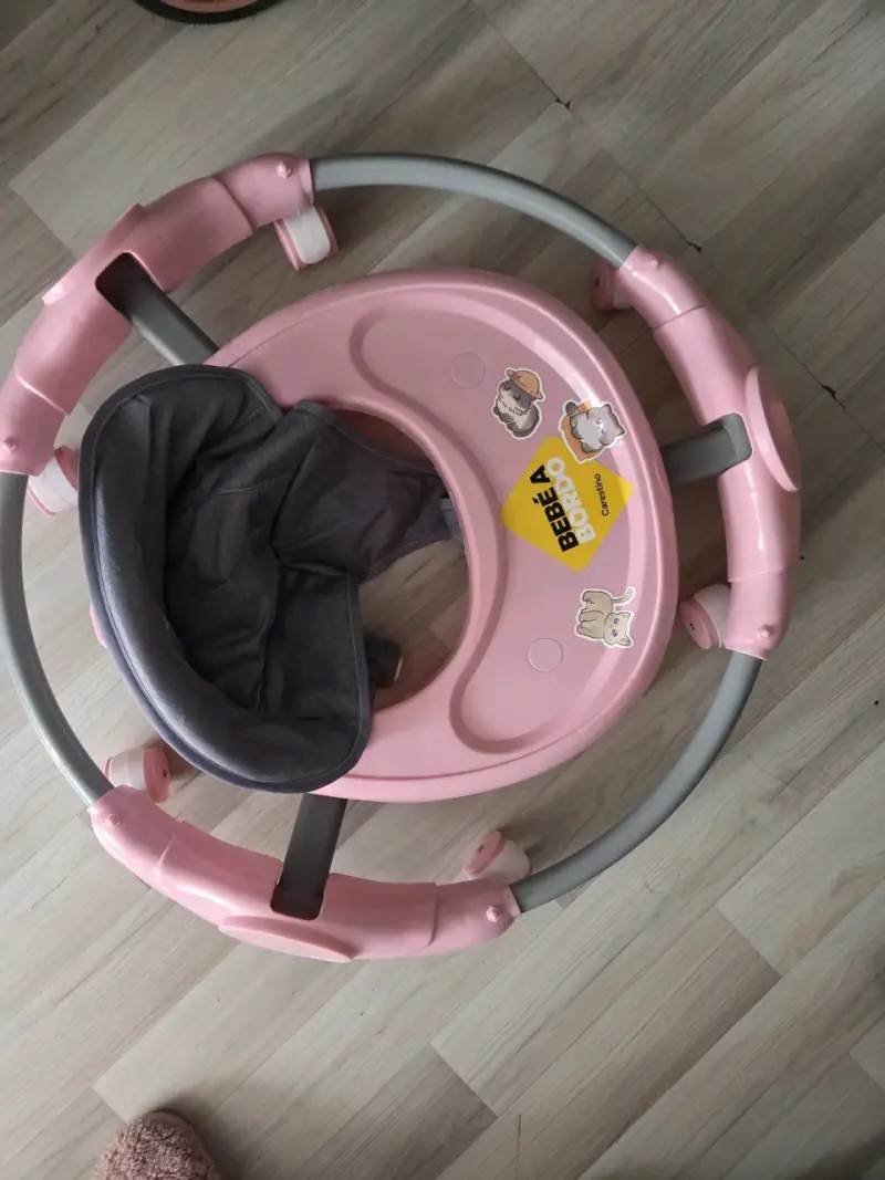 Andador para bebé rosado con asiento acolchado