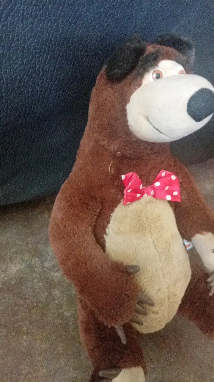 Peluche de oso marrón con moño rojo - 3