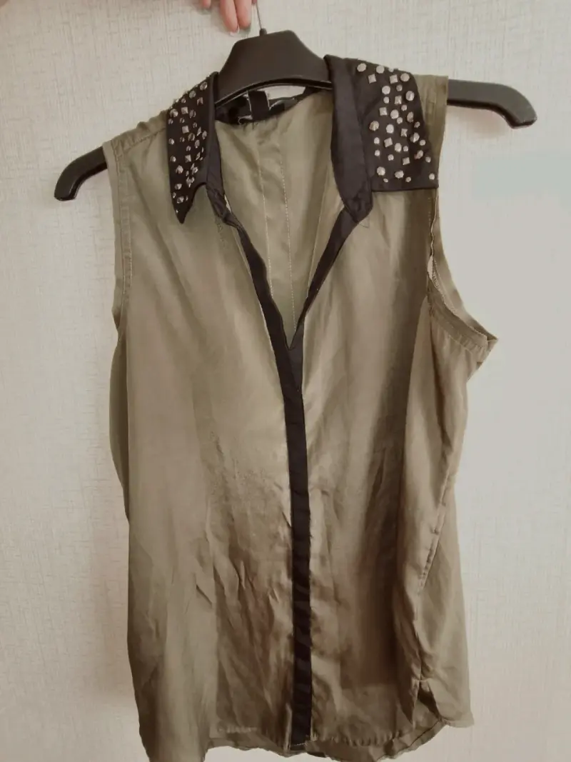 Blusa sin mangas con cuello decorado