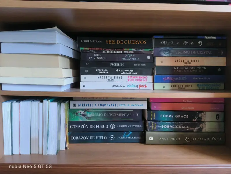 Colección de libros de ficción y fantasía