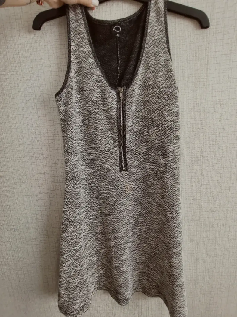 Vestido sin mangas gris con cierre frontal