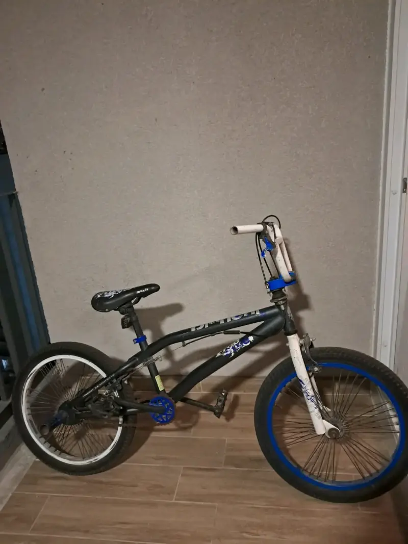 Bicicleta BMX negra y azul para acrobacias - 1