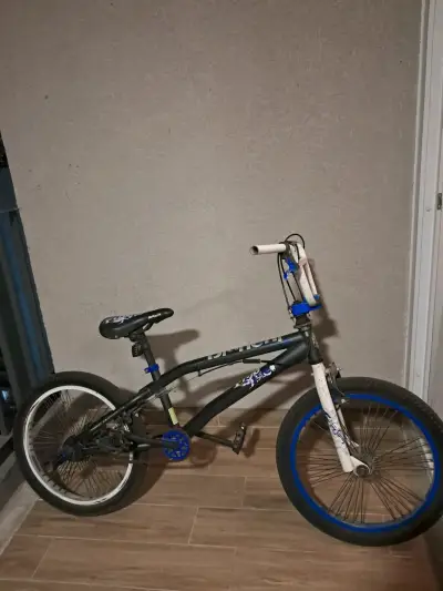 Bicicleta BMX negra y azul para acrobacias - miniatura 1
