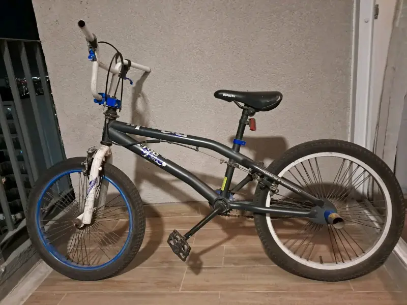 Bicicleta BMX negra y azul para acrobacias - 2