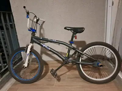 Bicicleta BMX negra y azul para acrobacias - miniatura 2