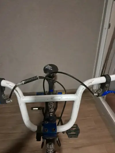 Bicicleta BMX negra y azul para acrobacias - miniatura 3