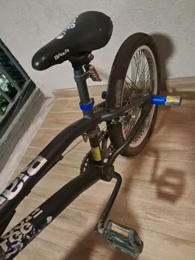 Bicicleta BMX negra y azul para acrobacias - miniatura 4
