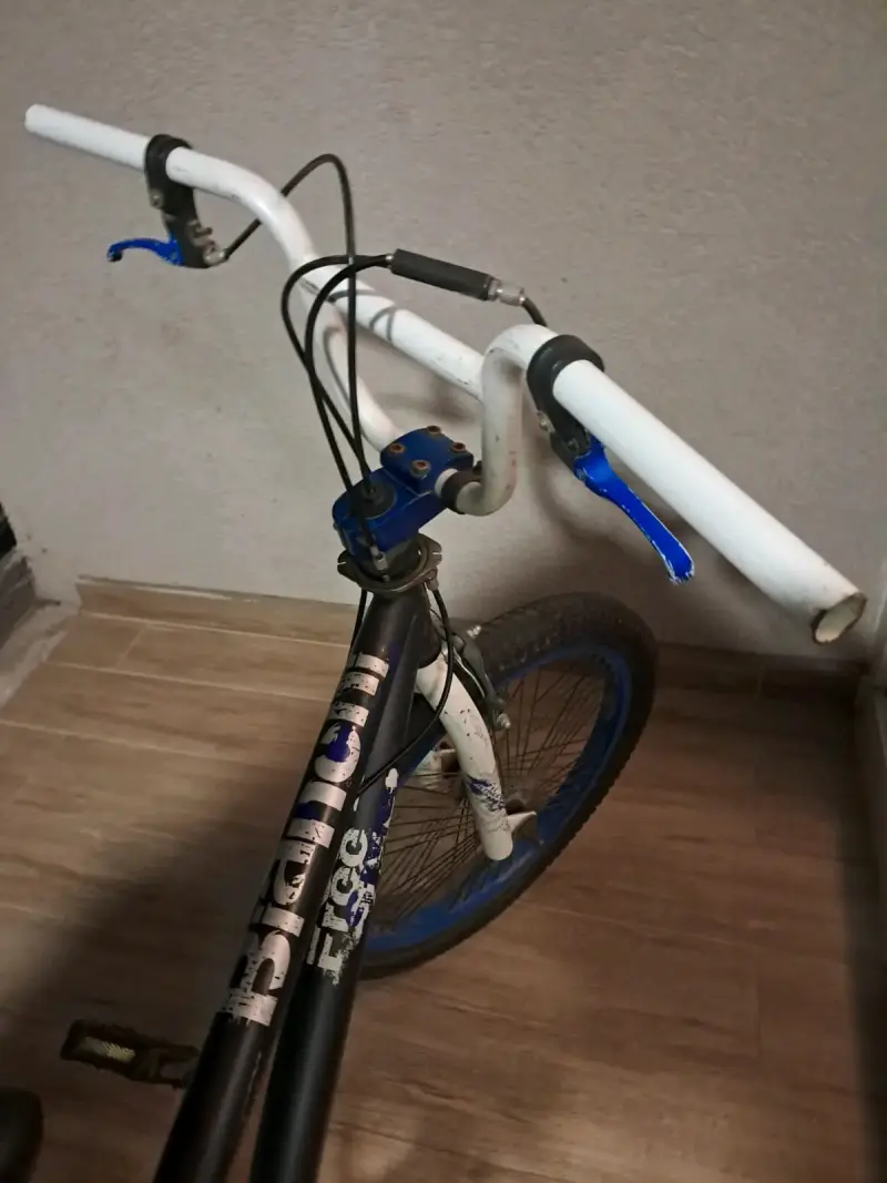 Bicicleta BMX negra y azul para acrobacias - 5