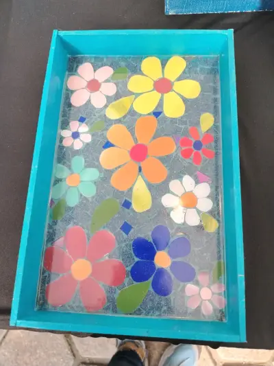 Bandeja decorativa de madera con diseño floral - miniatura 1