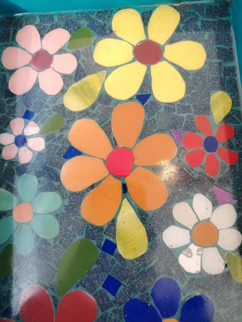 Bandeja decorativa de madera con diseño floral - 2