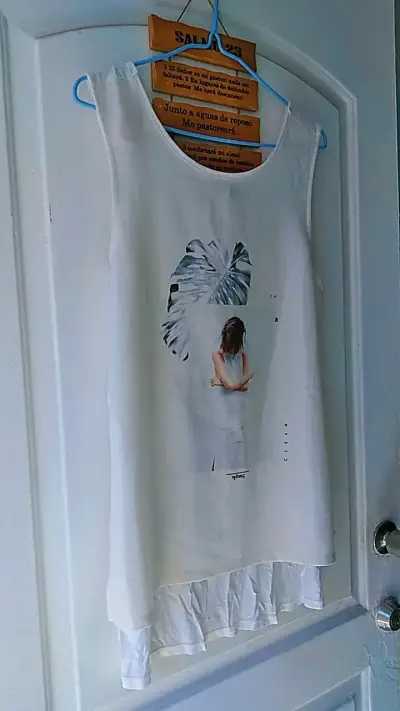 Blusa sin mangas con diseño estampado - miniatura 1