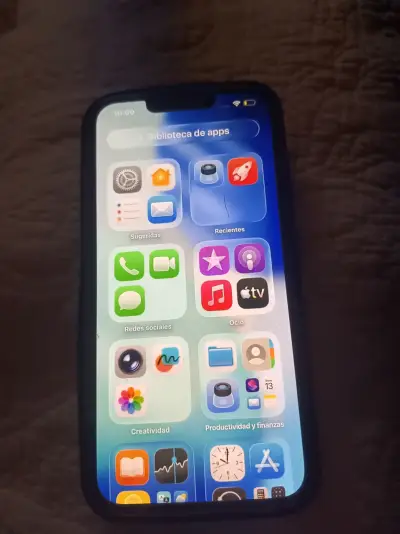 iPhone 14 en buen estado con funda protectora - miniatura 1