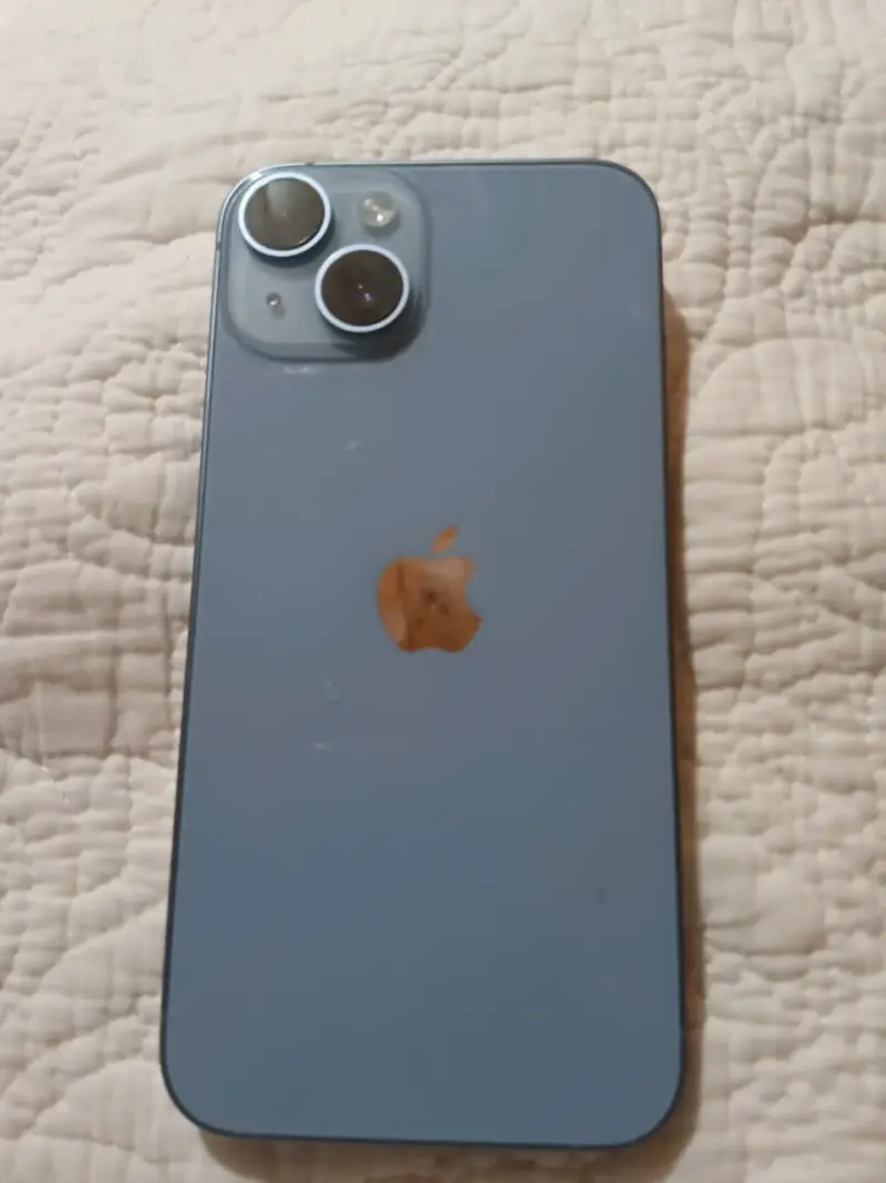 iPhone 14 en buen estado con funda protectora - 2