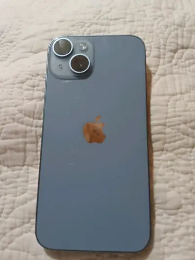 iPhone 14 en buen estado con funda protectora - miniatura 2