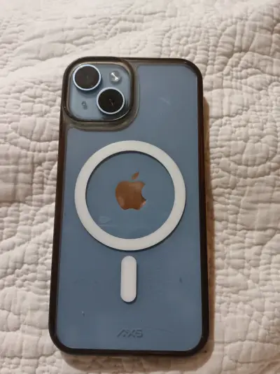 iPhone 14 en buen estado con funda protectora - miniatura 3