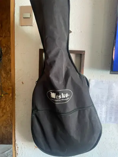 Guitarra acústica Mesko con funda - miniatura 1