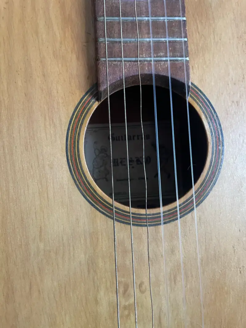 Guitarra acústica Mesko con funda - 3