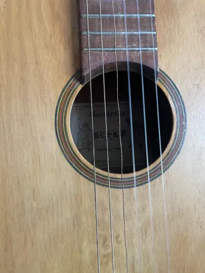 Guitarra acústica Mesko con funda - miniatura 3