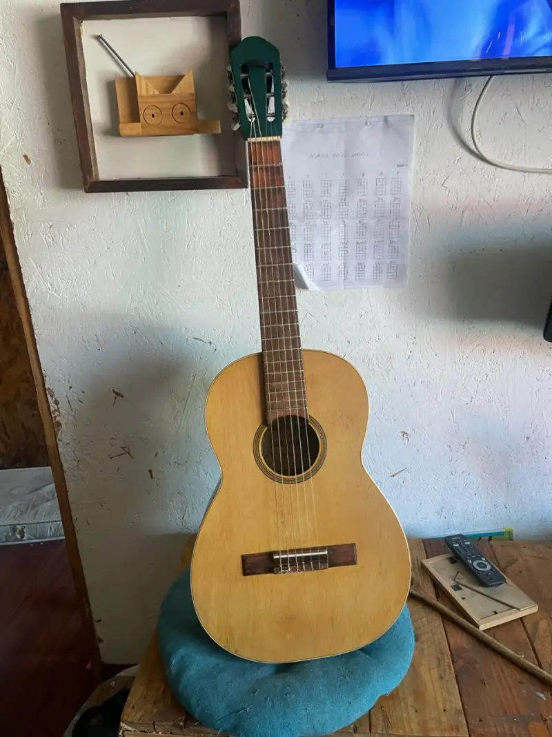Guitarra acústica Mesko con funda - 4