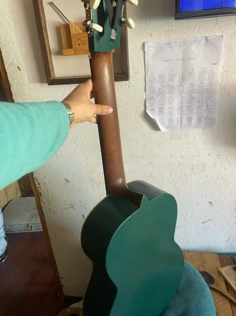 Guitarra acústica Mesko con funda - 5