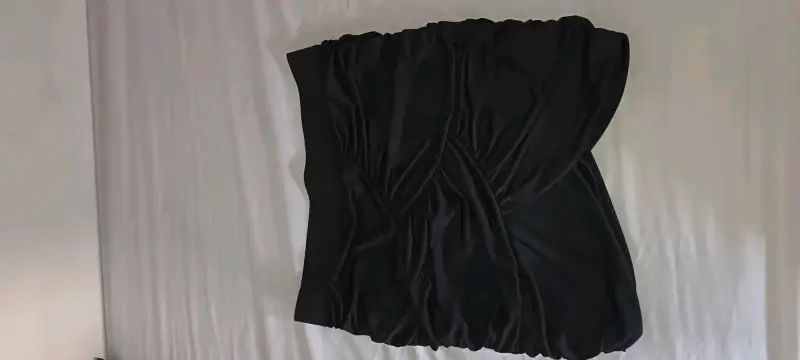 Vestido negro sin tirantes elegante
