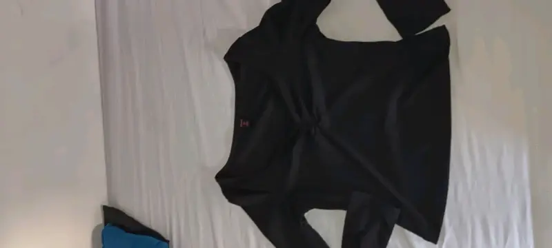 Polera negra de manga larga