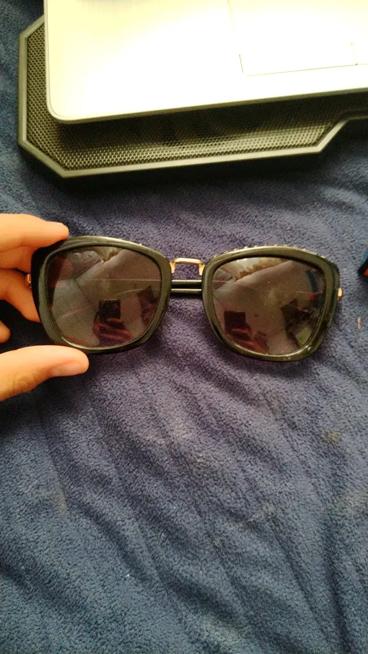 Gafas de sol negras con detalles dorados - 1