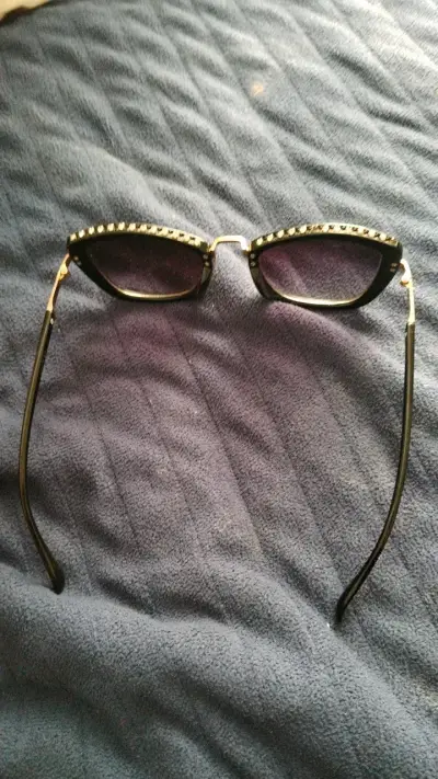 Gafas de sol negras con detalles dorados - miniatura 4