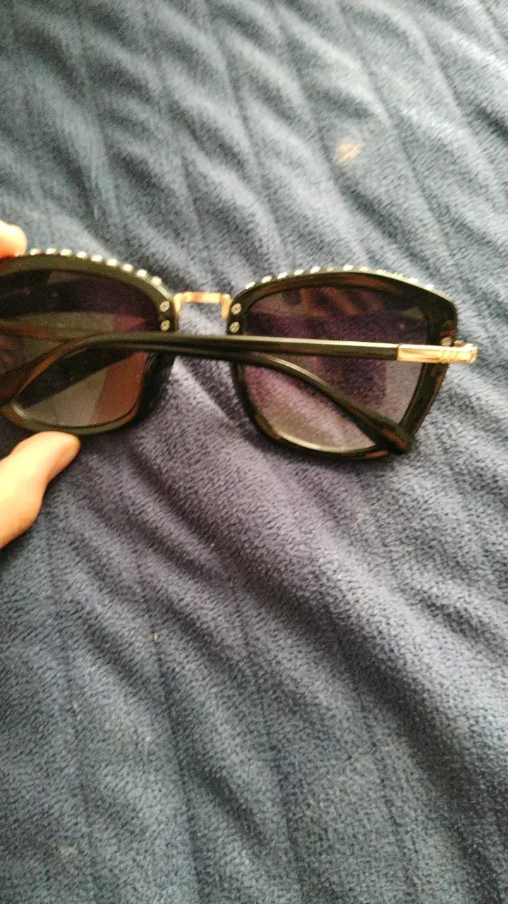 Gafas de sol negras con detalles dorados - 5