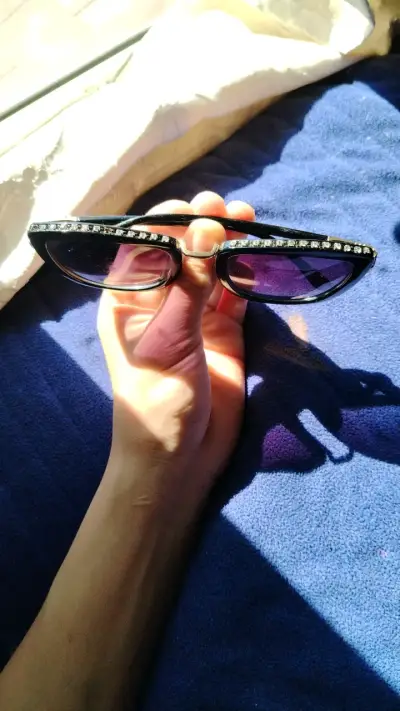 Gafas de sol negras con detalles dorados - miniatura 6