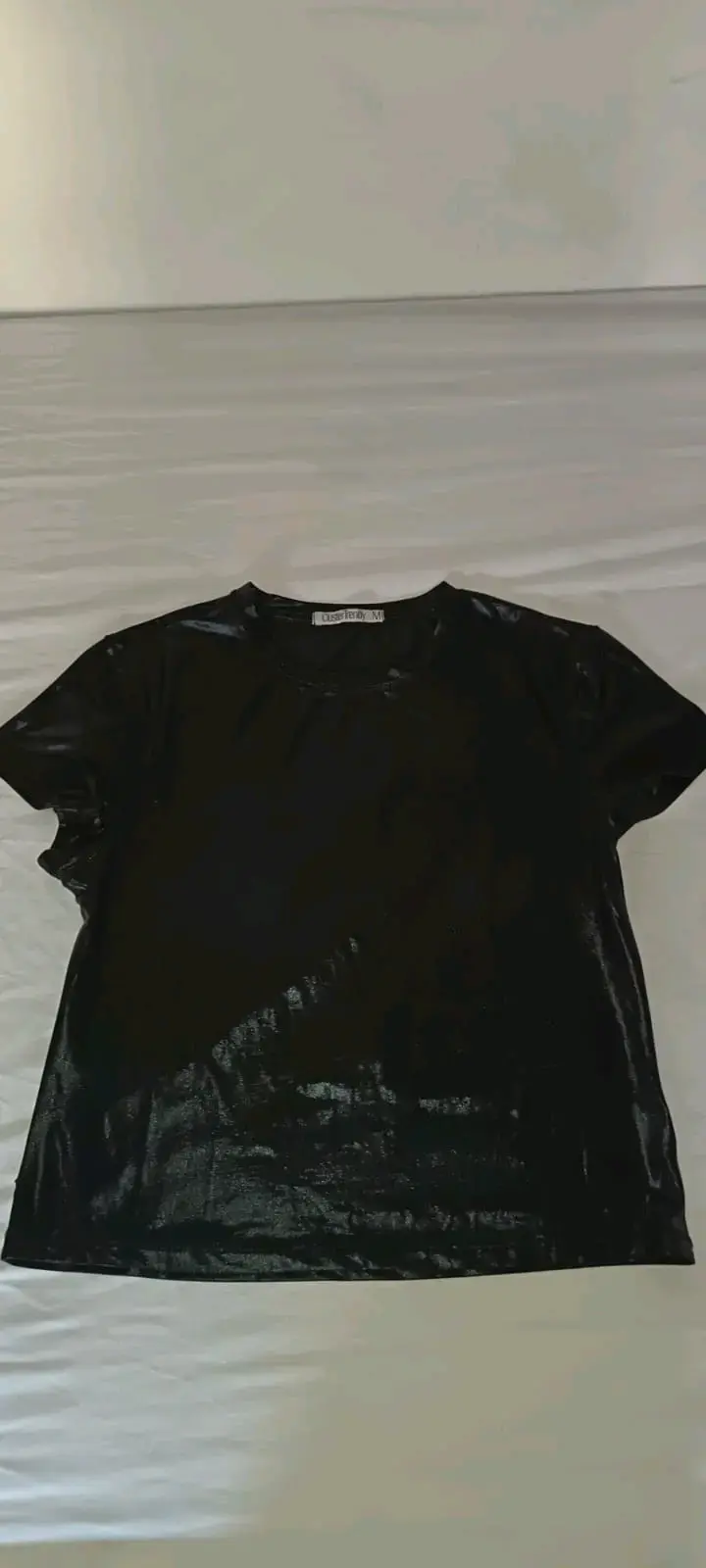 Polera negra brillante de mujer