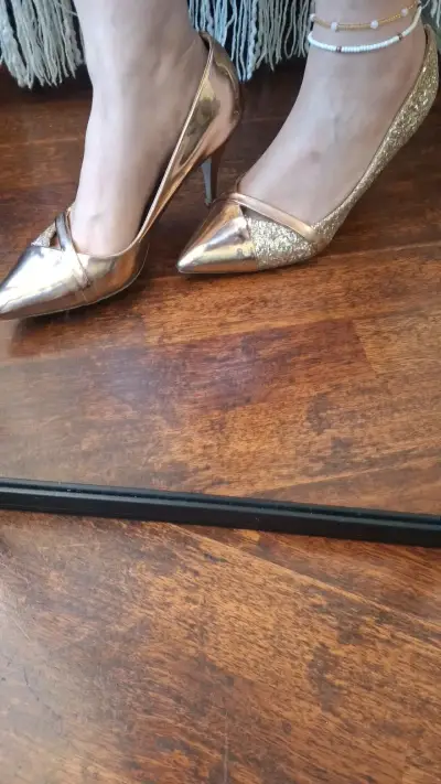 Tacones dorados con brillo para mujer - miniatura 1