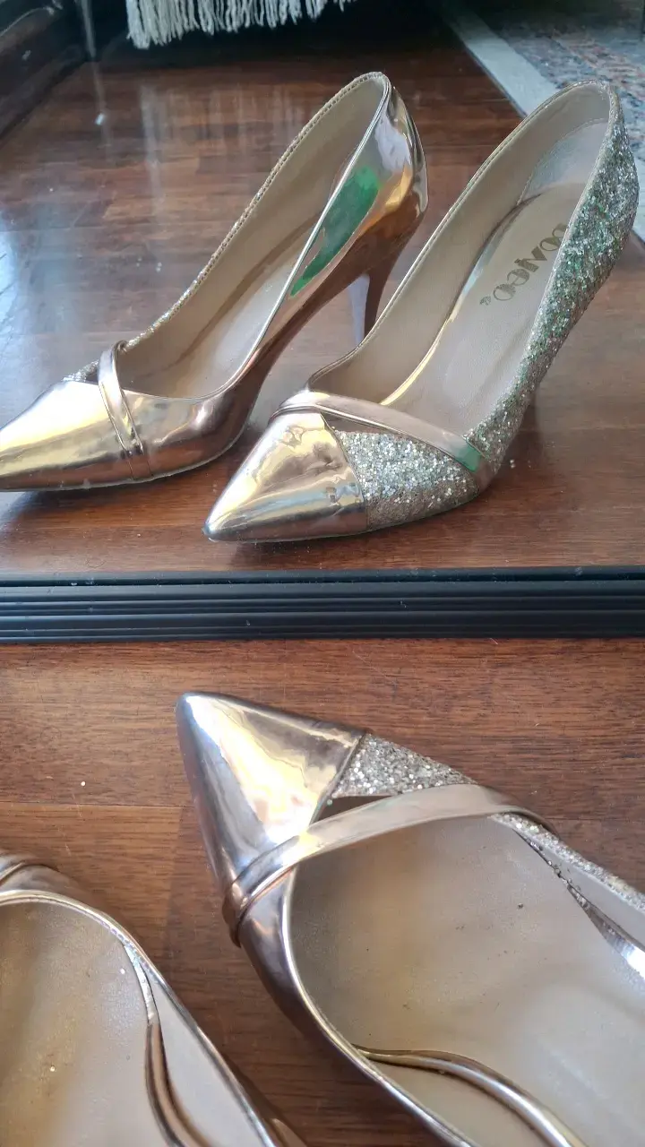 Tacones dorados con brillo para mujer - 2