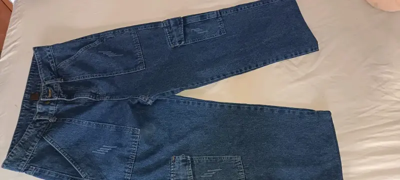 Jeans de mezclilla azul con bolsillos
