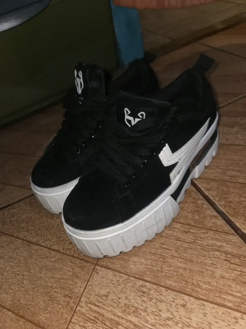 Zapatillas negras con plataforma y detalle blanco - 1