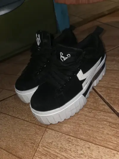 Zapatillas negras con plataforma y detalle blanco - miniatura 1