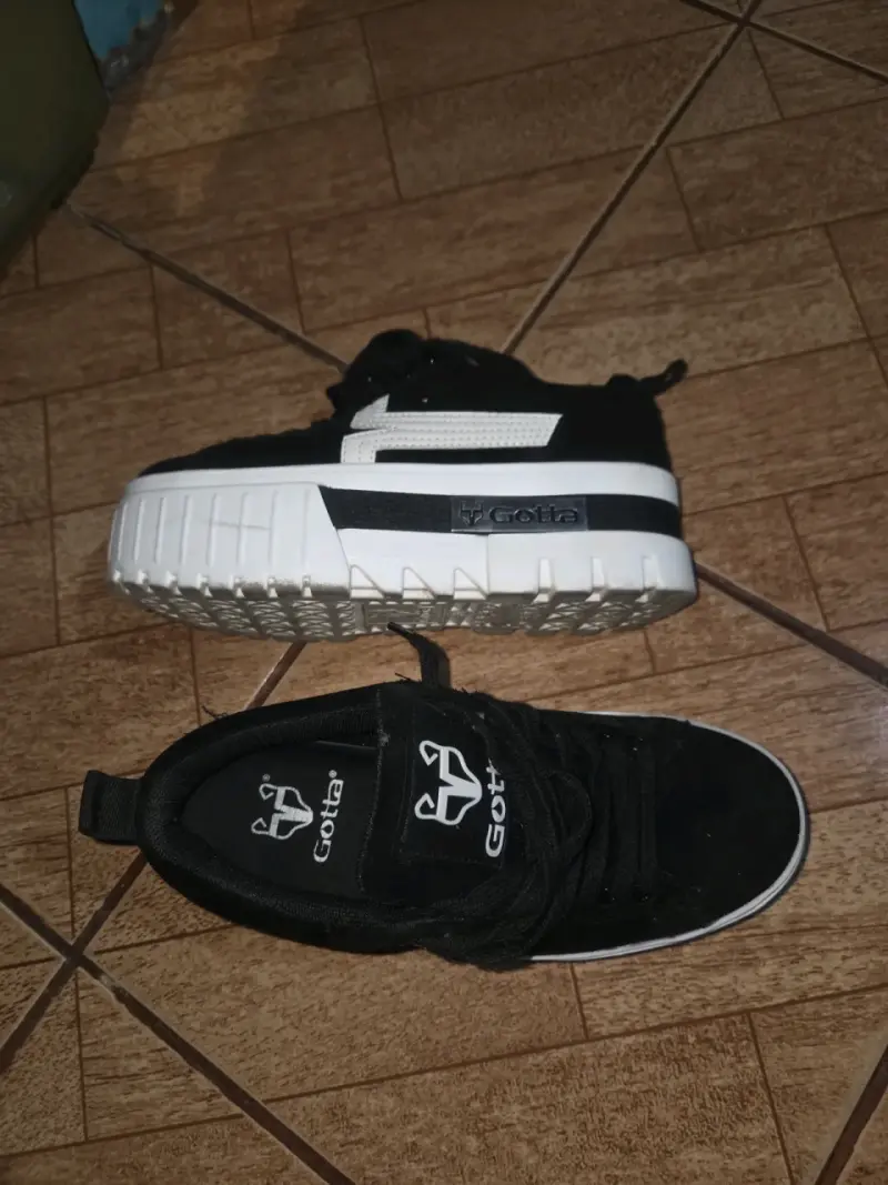 Zapatillas negras con plataforma y detalle blanco - 2