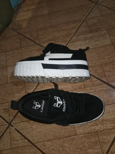 Zapatillas negras con plataforma y detalle blanco - miniatura 2