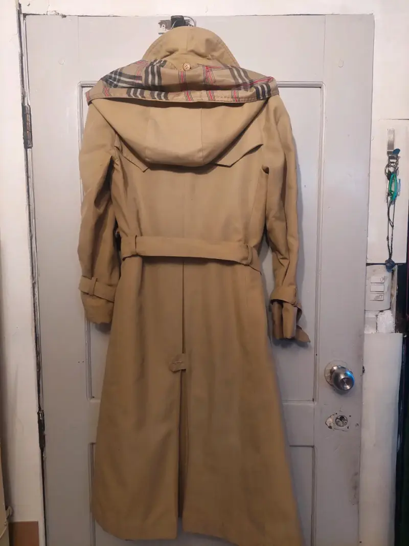 Abrigo trench coat beige con forro a cuadros - 2
