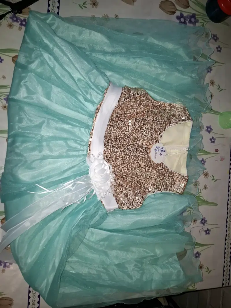 Vestido de niña con lentejuelas y tul verde agua - 1